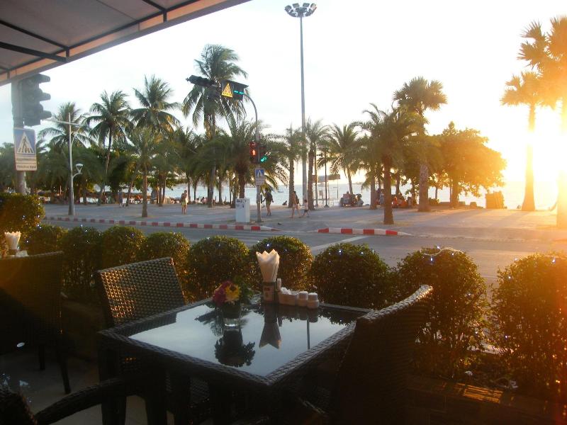 The Beach Front Resort Pattaya - Genel
