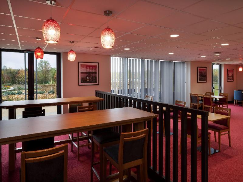 Ramada by Wyndham Leeds East - Bar