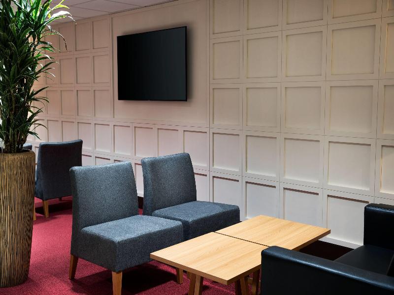Ramada by Wyndham Leeds East - Lobi