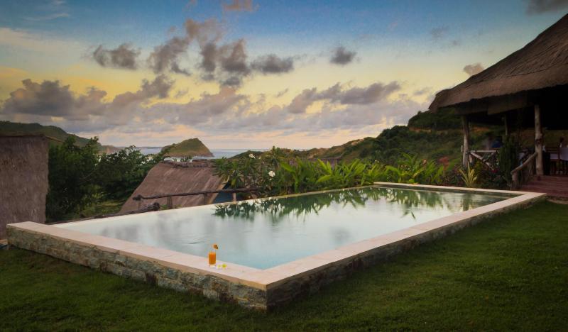 Blue Monkey Villas Resort & Ocean View - Havuz