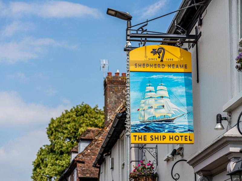 The Ship Hotel - Genel