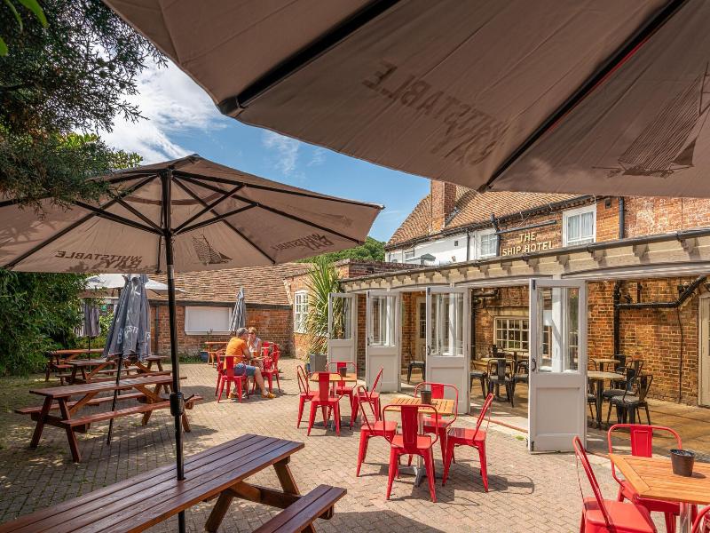 The Ship Hotel - Teras