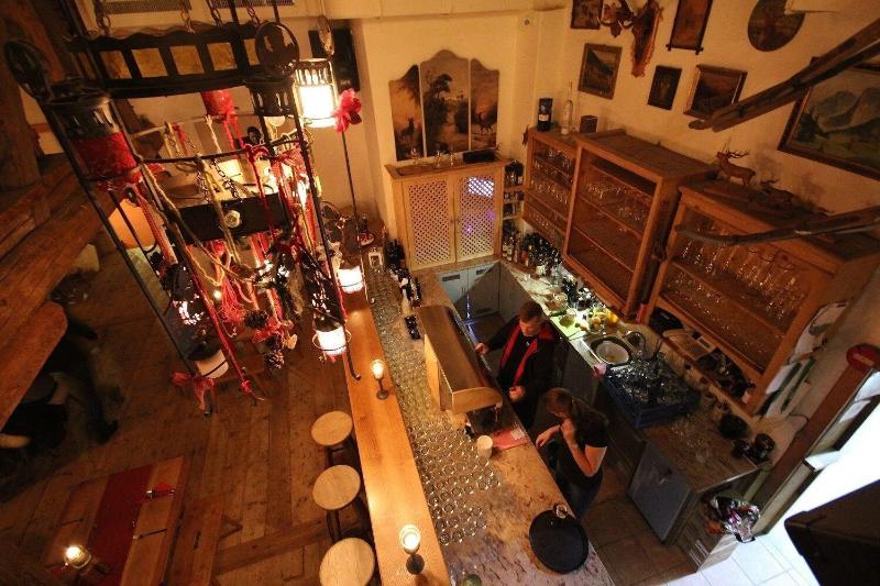 Montana Apartments - Bar