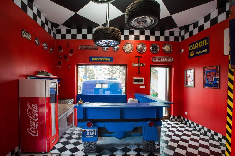 Retro Hotel Garage - Lobi