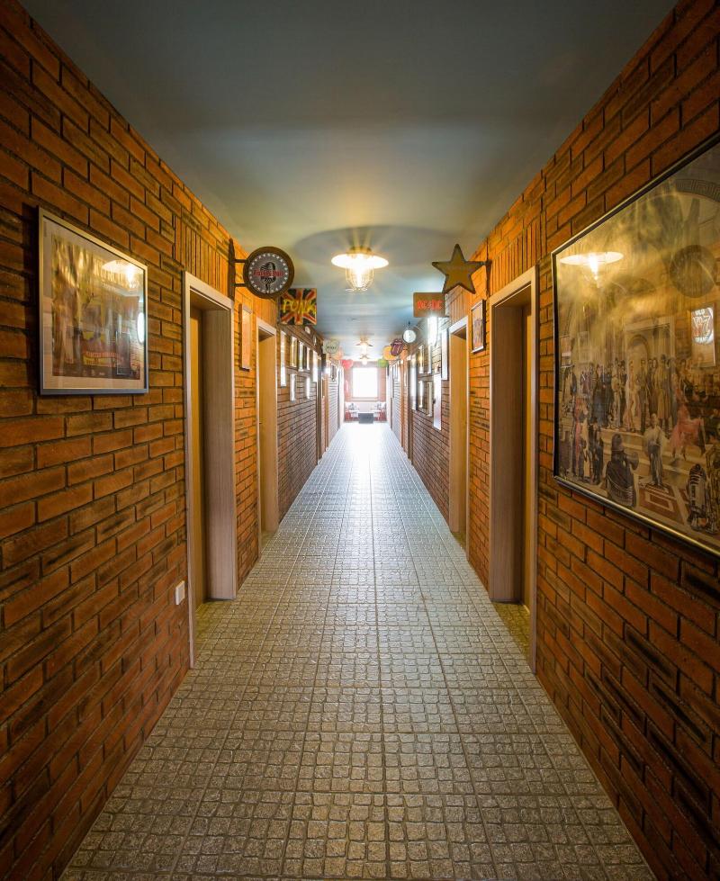 Retro Hotel Garage - Lobi