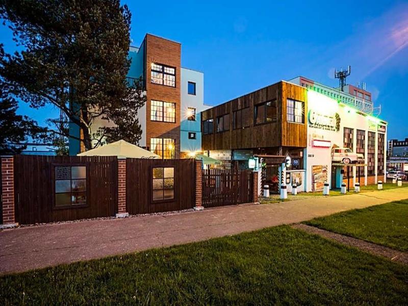 Retro Hotel Garage - Genel