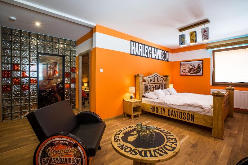 Retro Hotel Garage - Oda
