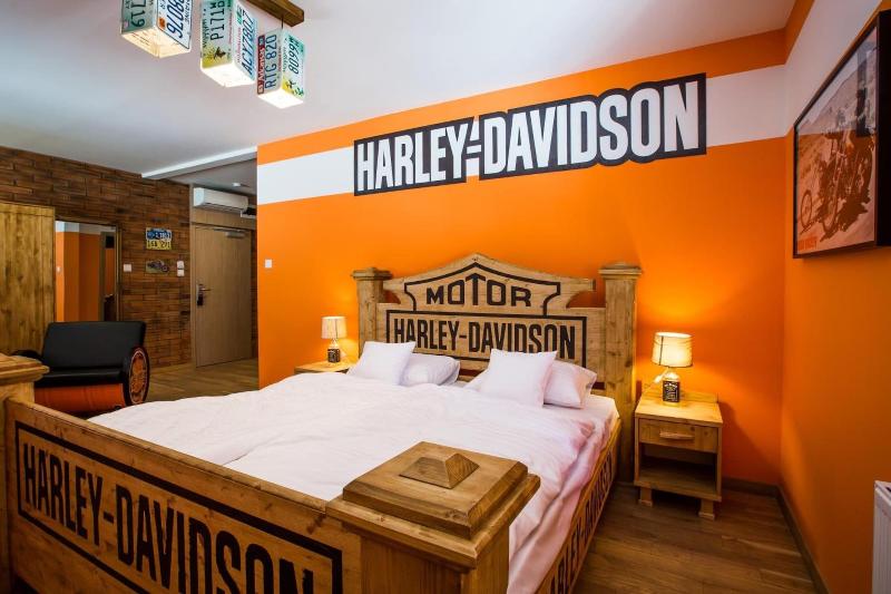 Retro Hotel Garage - Oda