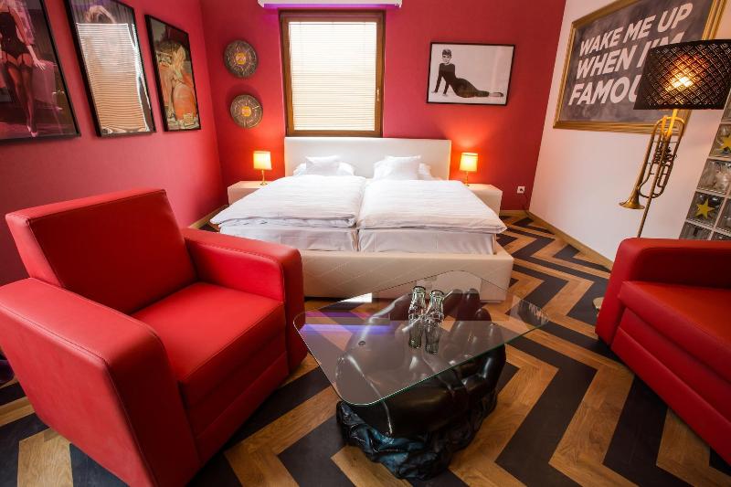 Retro Hotel Garage - Oda