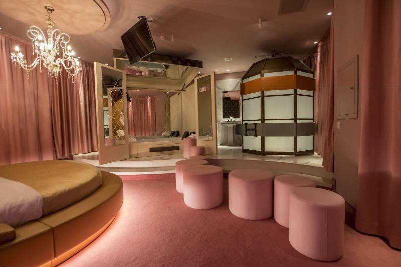 Emotional Grand Motel - Oda