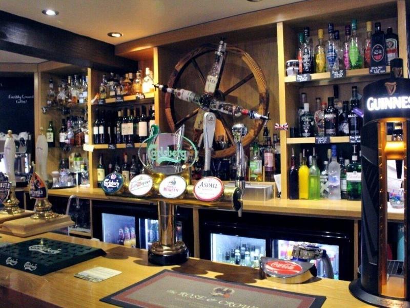 The Rose & Crown Free House - Bar