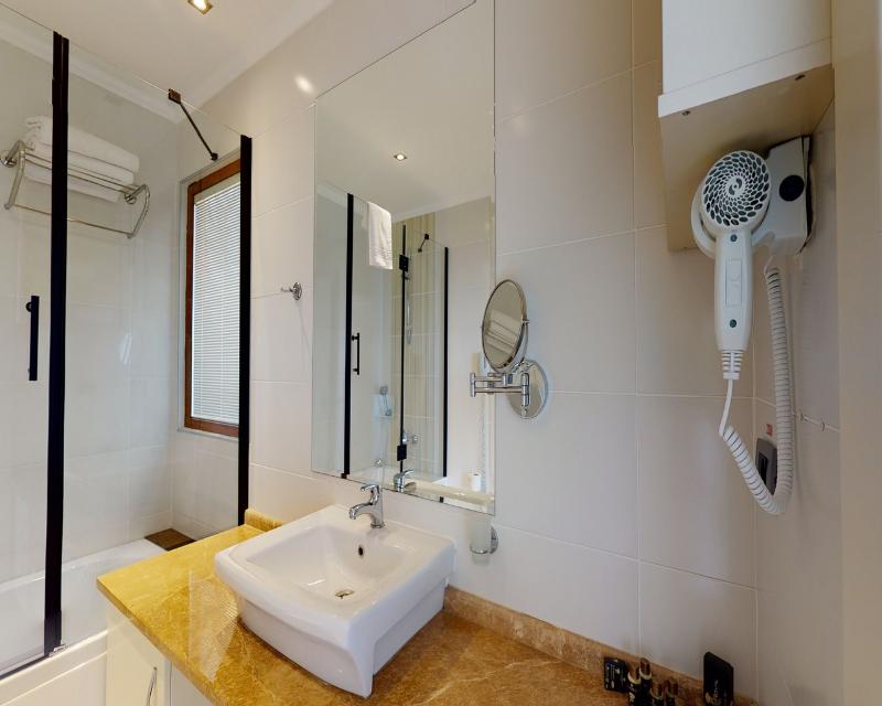 Double Royal Hotel - Oda