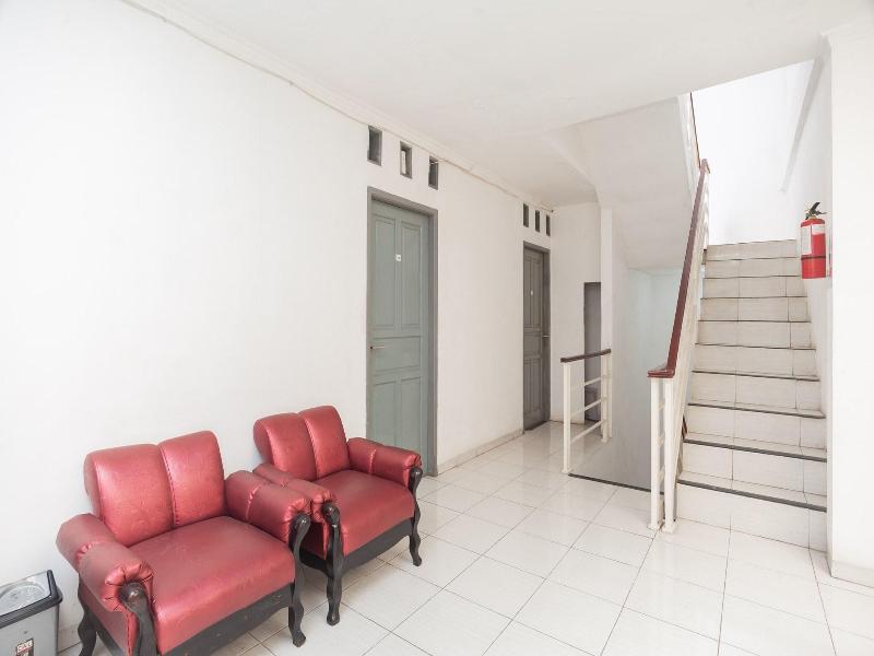 Formerly RedDoorz Syariah near Grand Galaxy Park - Lobi