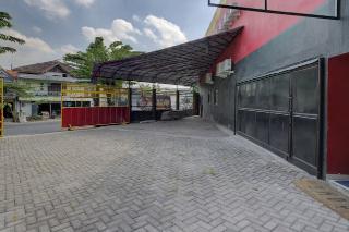 Super OYO 3198 Sukomanunggal Inn fotoÄŸrafÄ±
