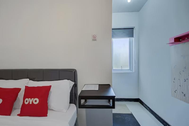 Super OYO 3198 Sukomanunggal Inn - Oda