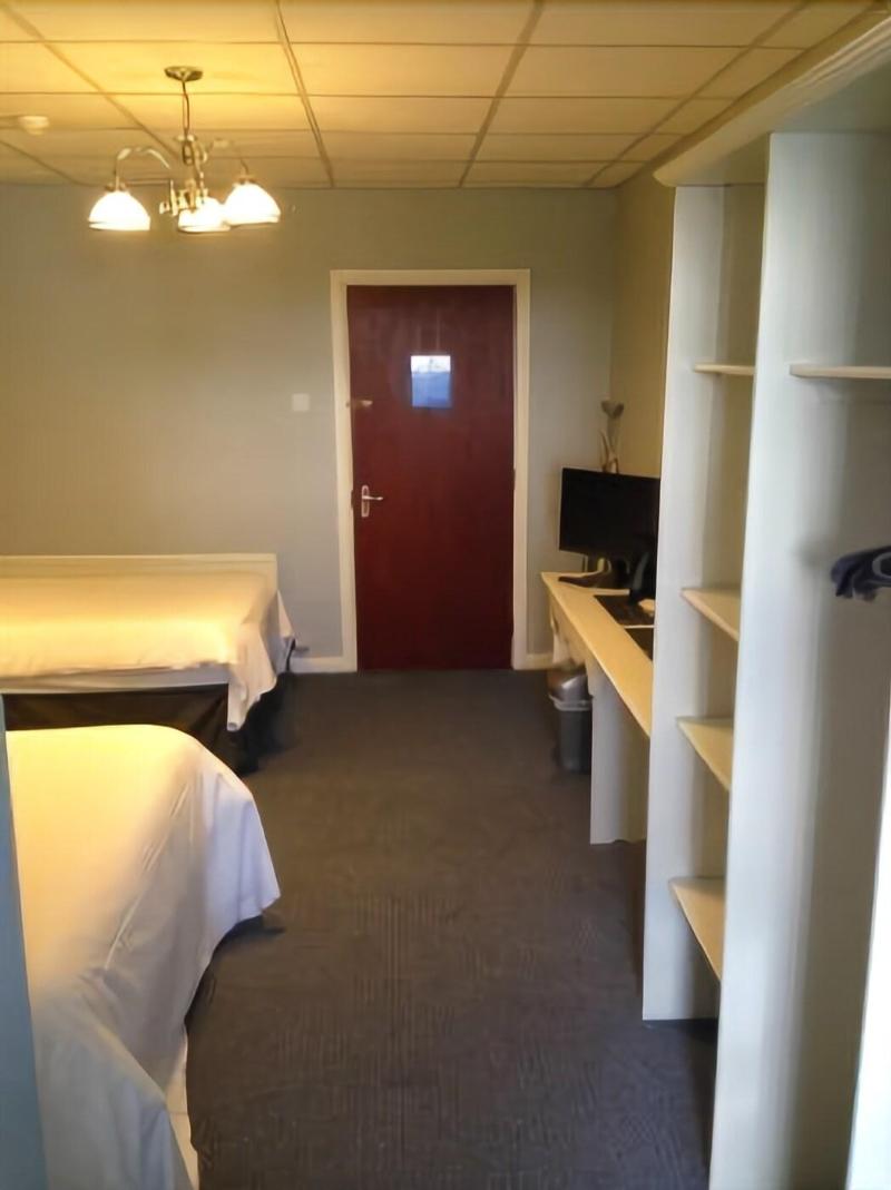 5 Corners Guest Inn - Oda