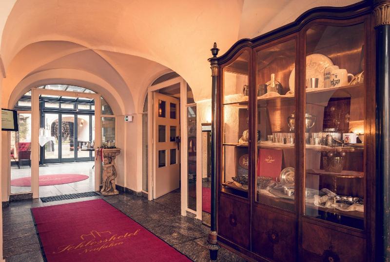 Schlosshotel Neufahrn - Lobi