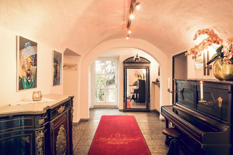 Schlosshotel Neufahrn - Lobi