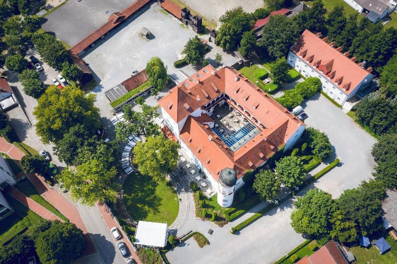 Schlosshotel Neufahrn - Genel