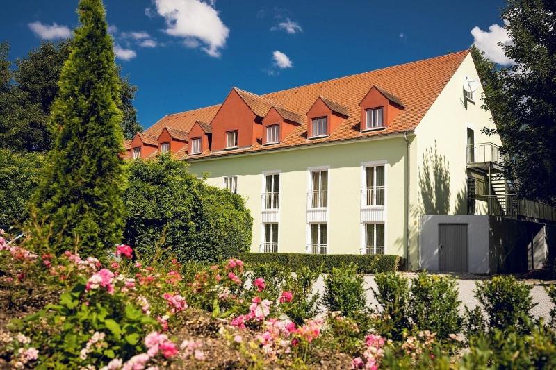 Schlosshotel Neufahrn - Genel