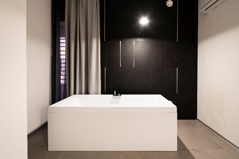 Alkamuri Posh Hotel & Spa - Oda