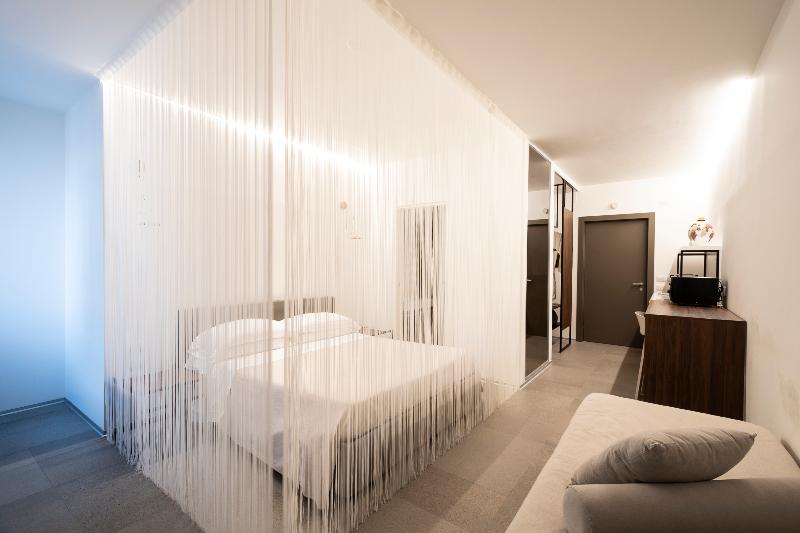 Alkamuri Posh Hotel & Spa - Oda