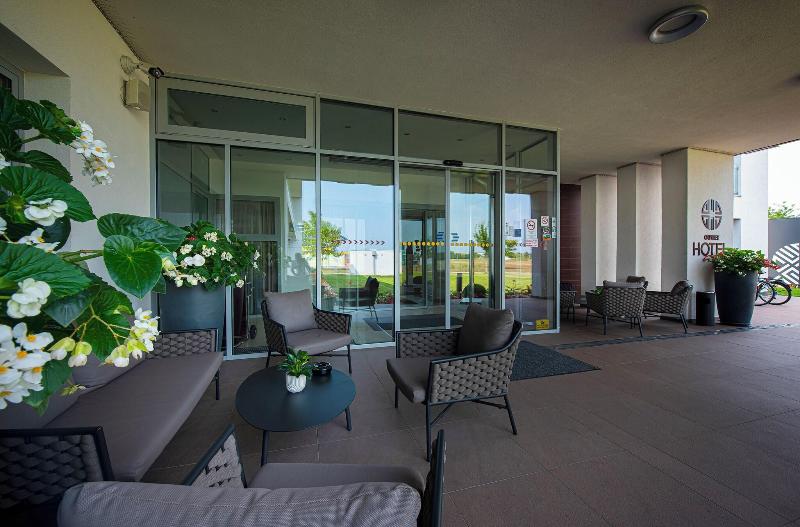 Outlet Hotel Polgár - Genel