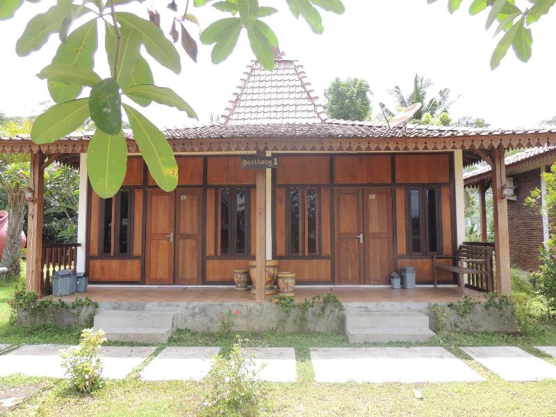Balkondes Karanganyar (Pottery Academy) by ZUZU - Oda