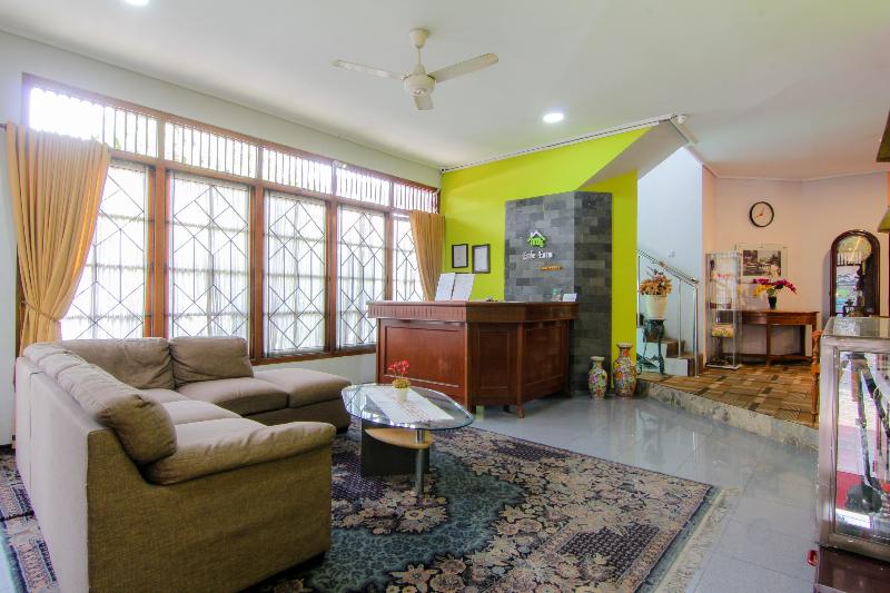 Embe Enem Homestay by ZUZU - Lobi