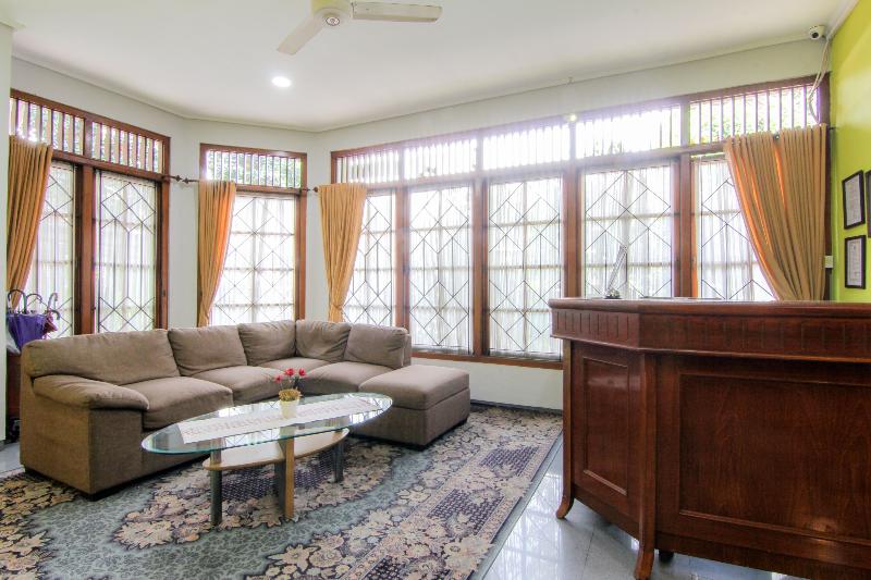 Embe Enem Homestay by ZUZU - Lobi