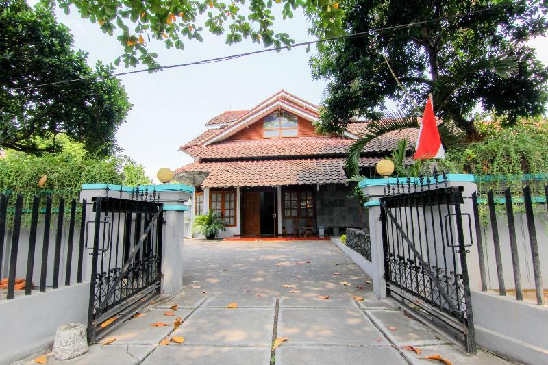 Embe Enem Homestay by ZUZU - Lobi
