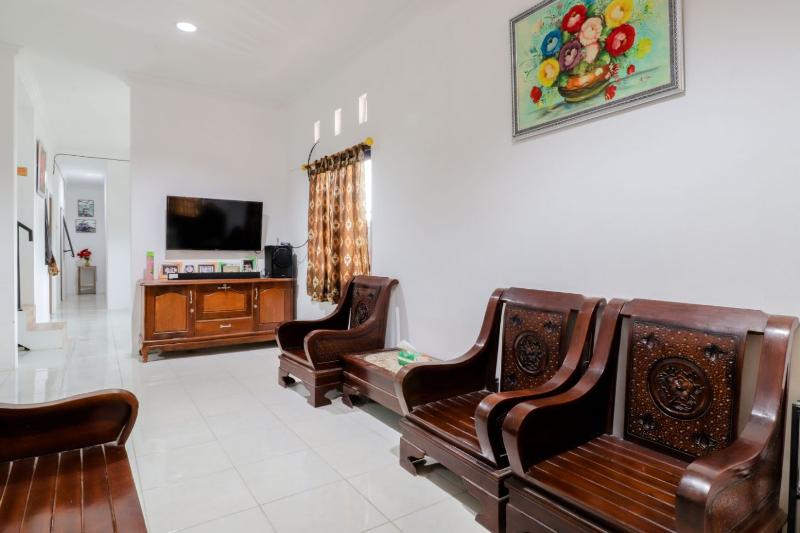 Java Homestay by ZUZU - Lobi