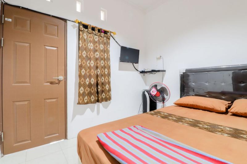 Java Homestay by ZUZU - Oda