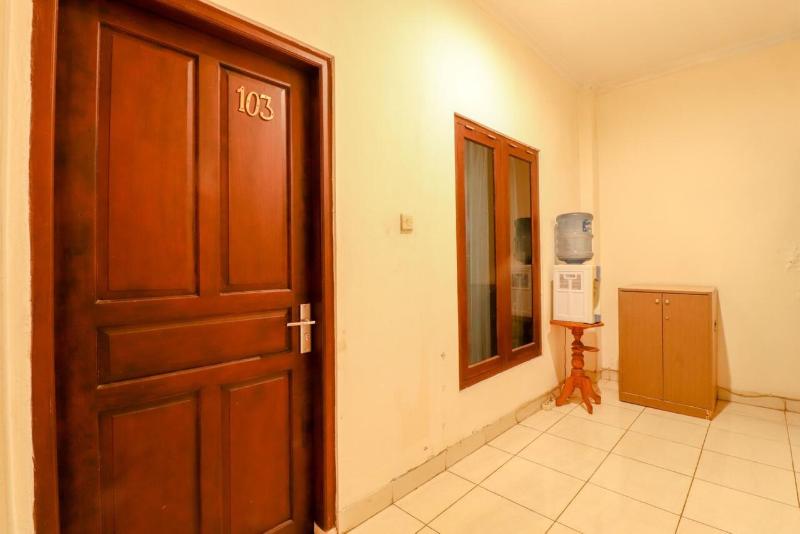 bi.es Homestay by ZUZU - Lobi