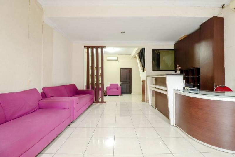 bi.es Homestay by ZUZU - Lobi