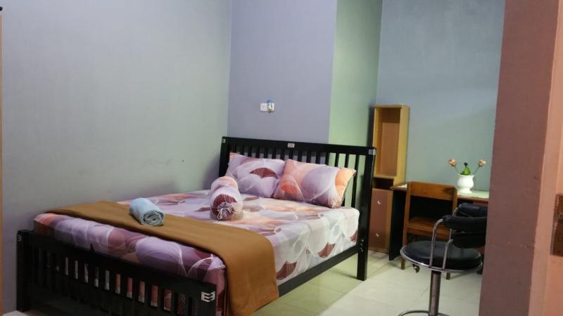 The Carstensz Homestay by ZUZU - Oda