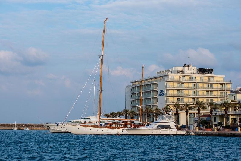 Chios Chandris - Genel