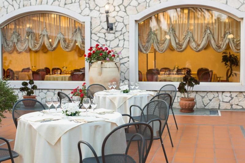 Yellow Park Hotel Restaurant - Restoran