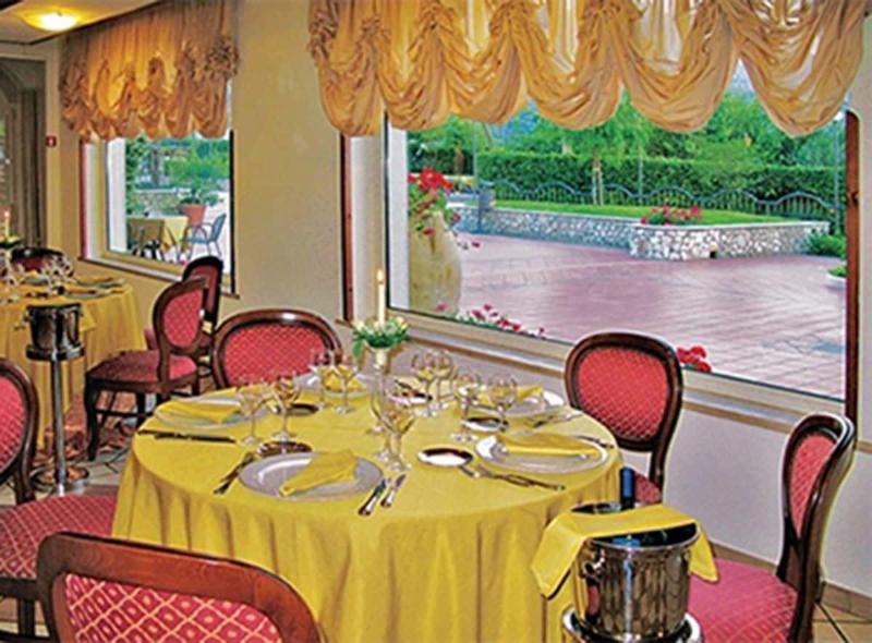 Yellow Park Hotel Restaurant - Restoran