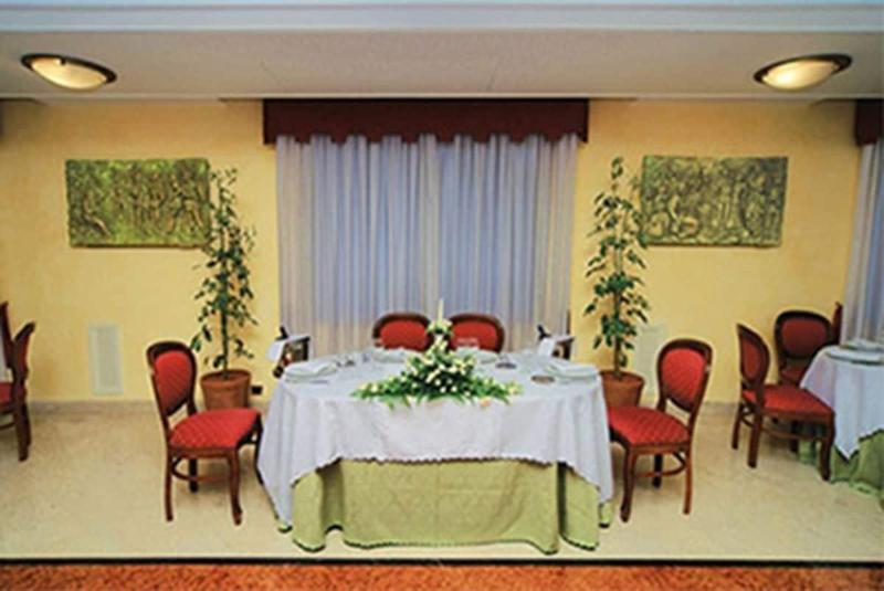 Yellow Park Hotel Restaurant - Restoran
