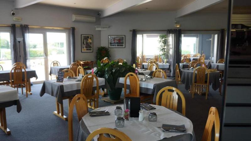 Hotel Restaurant Charme En Beaujolais - Restoran