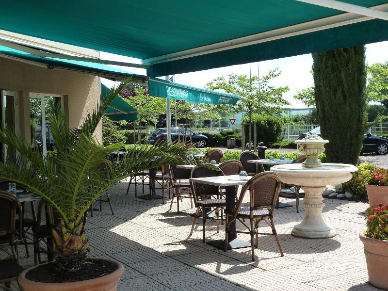 Hotel Restaurant Charme En Beaujolais - Teras