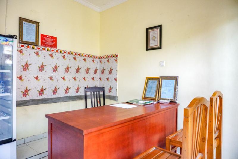 RedDoorz near Buleleng Harbour 2 - Lobi