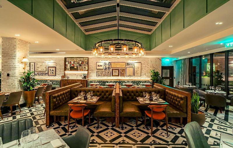 The Fellows House Cambridge Curio Collection By H - Bar