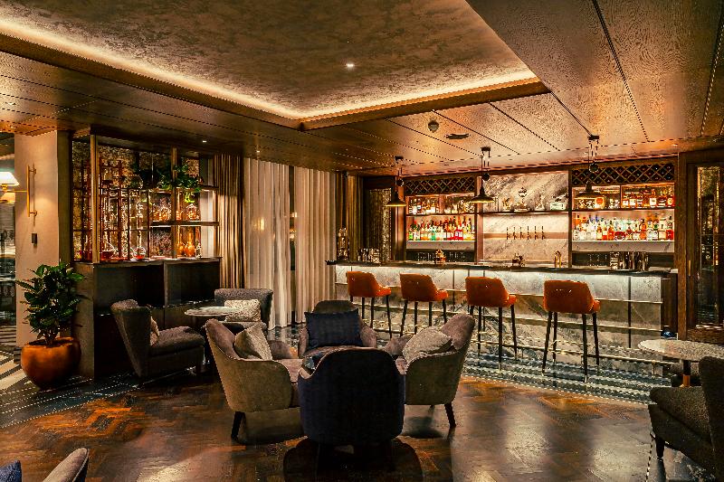The Fellows House Cambridge Curio Collection By H - Bar