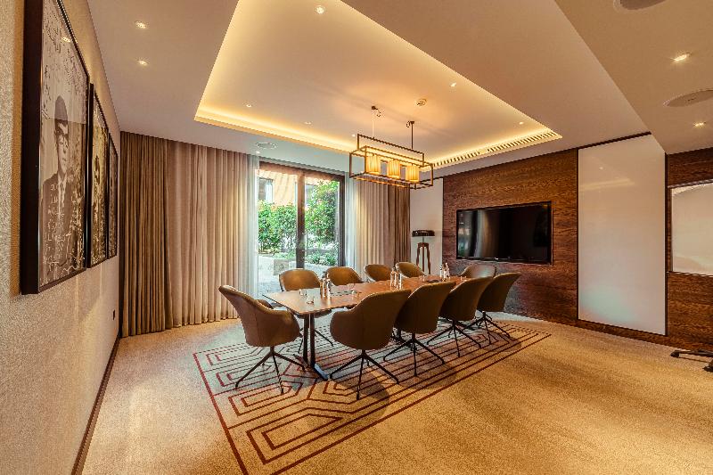 The Fellows House Cambridge Curio Collection By H - Toplantı