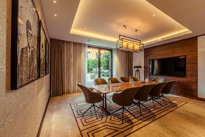The Fellows House Cambridge Curio Collection By H - Toplantı