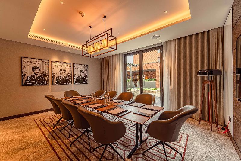 The Fellows House Cambridge Curio Collection By H - Toplantı
