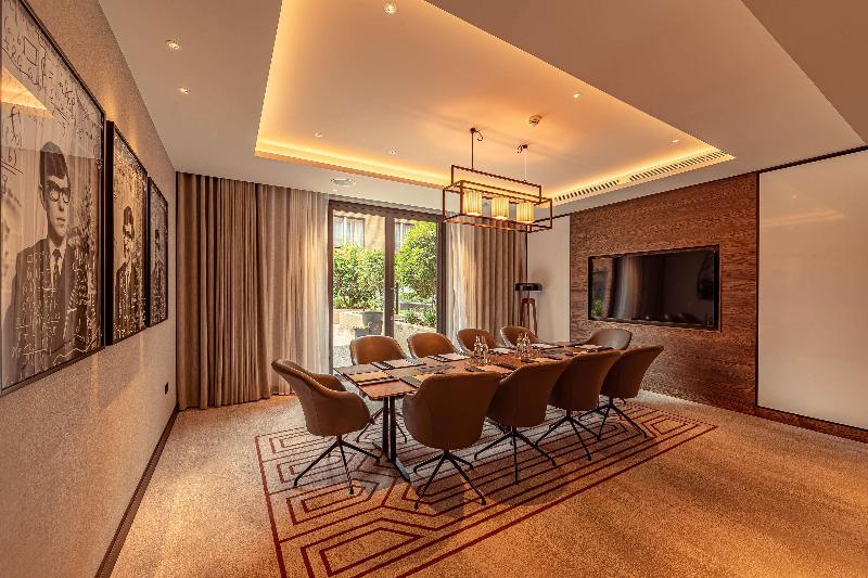 The Fellows House Cambridge Curio Collection By H - Toplantı