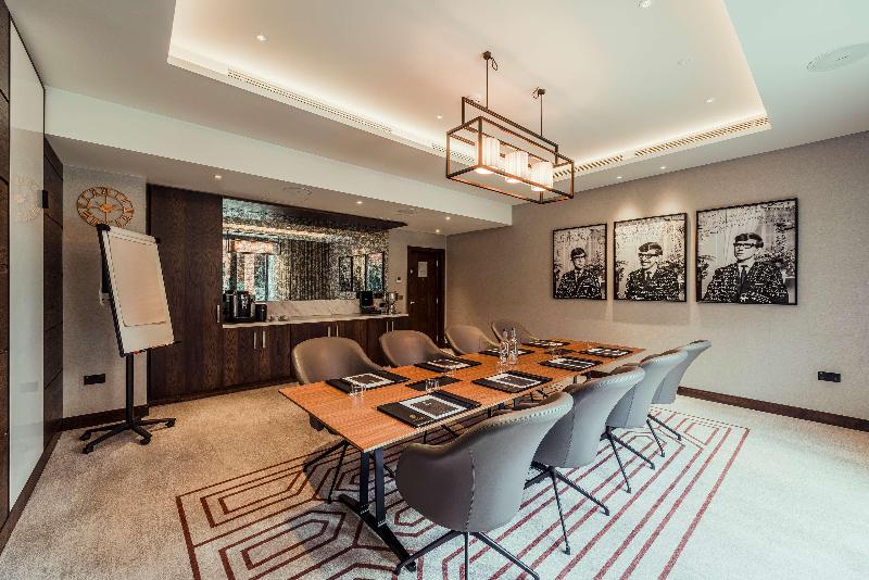The Fellows House Cambridge Curio Collection By H - Genel